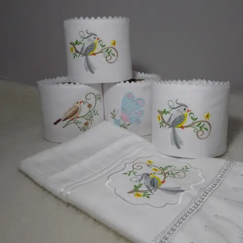 1 Toalha de Rosto Bordada e 5 Porta Papel Higiênico