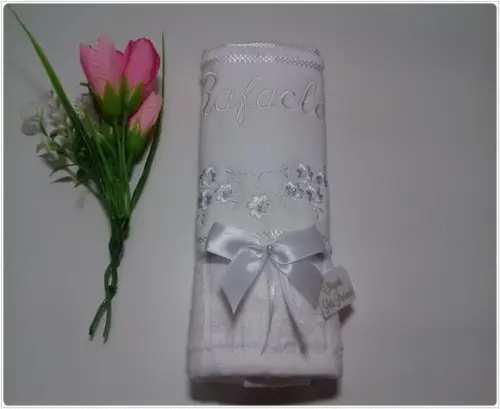 10 Lembranças de Batizado Flores Toalha Bordada