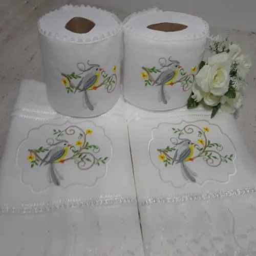 2 Toalhas de Rosto Bordada e 2 Porta Papel Higiênico