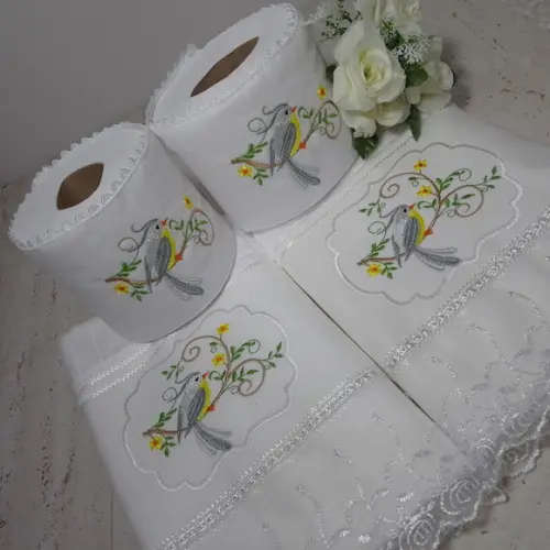 2 Toalhas de Rosto Bordada e 2 Porta Papel Higiênico