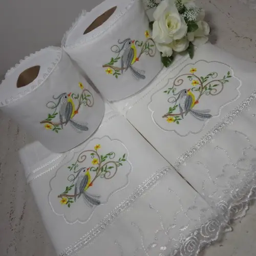 2 Toalhas de Rosto Bordada e 2 Porta Papel Higiênico