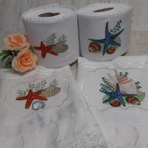 2 Toalhas de Rosto Bordada e 2 Porta Papel Higiênico
