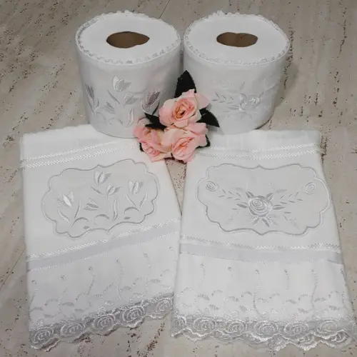 2 Toalhas de Rosto Bordada e 2 Porta Papel Higiênico
