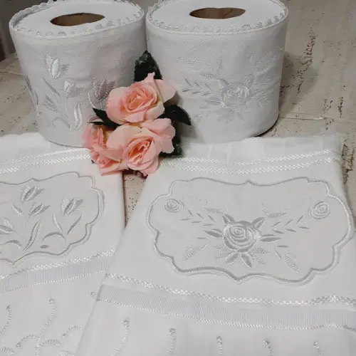 2 Toalhas de Rosto Bordada e 2 Porta Papel Higiênico
