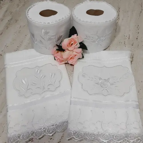 2 Toalhas de Rosto Bordada e 2 Porta Papel Higiênico