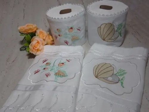 2 Toalhas de Rosto e 2 Porta Papel Higiênico Bordado