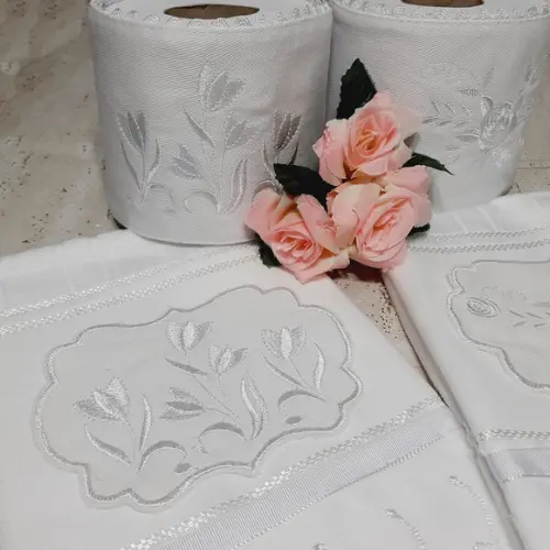 2 Toalhas de Rosto Bordada e 2 Porta Papel Higiênico
