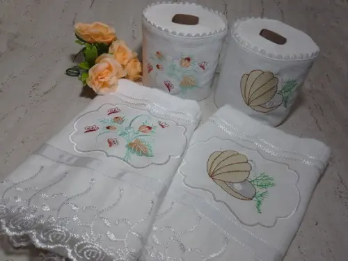 2 Toalhas de Rosto e 2 Porta Papel Higiênico Bordado
