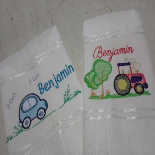 2 Toalhas Escolar Bordada Carrinhos