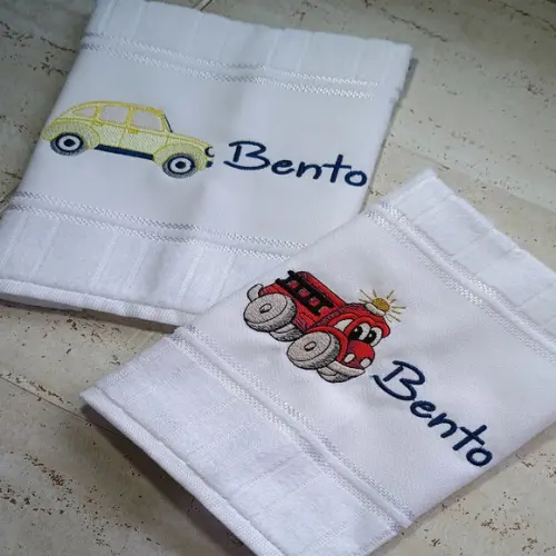 2 Toalhas Escolar Bordada Carrinhos