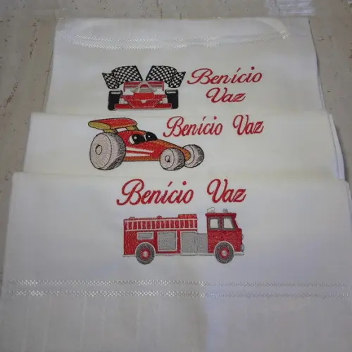 3 Toalhas Bordadas e Personalizadas Carrinhos Vermelhos