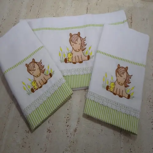 Kit de Fraldas Bordadas Ombro e Boca Tema Cavalinho