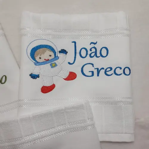 Kit Toalha Bordada Infantil Dinossauro Astronauta e Menino