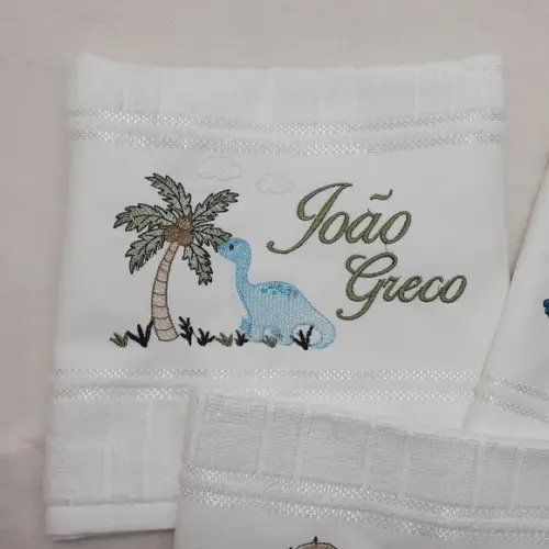Kit Toalha Bordada Infantil Dinossauro Astronauta e Menino