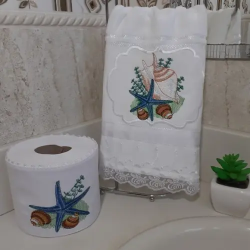 Kit Toalha de Lavabo Bordada e Porta Papel Higiênico
