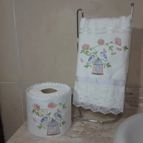 Kit Toalha de Lavabo Bordada e Porta Papel Higiênico