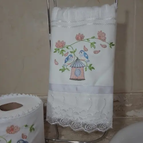 Kit Toalha de Lavabo Bordada e Porta Papel Higiênico