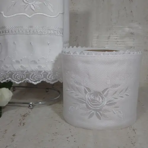 Kit Toalha de Lavabo Bordada e Porta Papel Higiênico