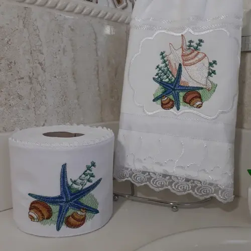 Kit Toalha de Lavabo Bordada e Porta Papel Higiênico