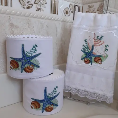 Kit Toalha de Lavabo Bordada e Porta Papel Higiênico