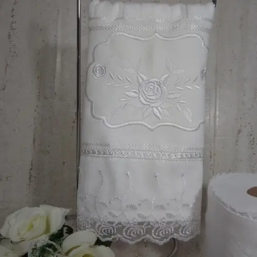 Kit Toalha de Lavabo Bordada e Porta Papel Higiênico