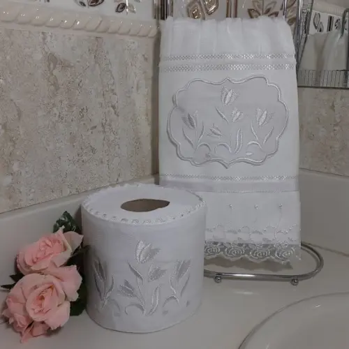 Kit Toalha de Lavabo Bordada e Porta Papel Higiênico Flores