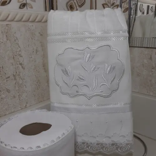 Kit Toalha de Lavabo Bordada e Porta Papel Higiênico Flores
