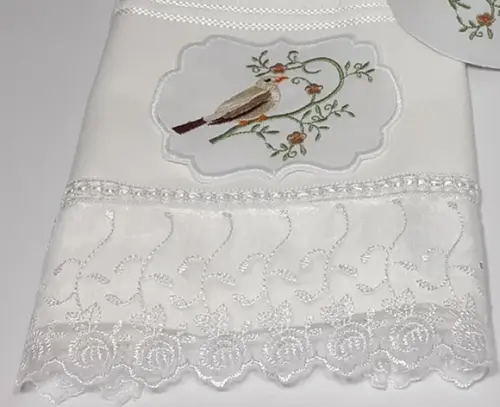 Kit Toalha de Rosto Bordada e Porta Papel Higiênico