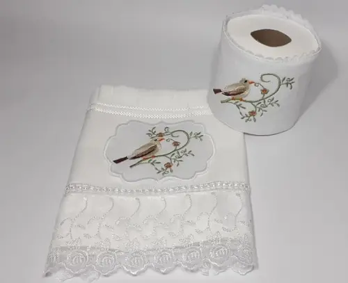 Kit Toalha de Rosto Bordada e Porta Papel Higiênico