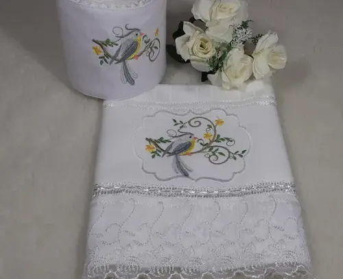 Kit Toalha de Rosto Bordada e Porta Papel Higiênico