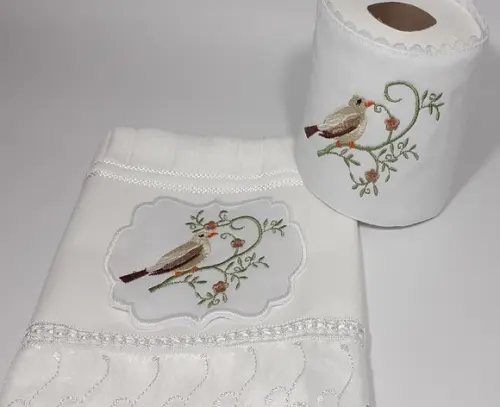 Kit Toalha de Rosto Bordada e Porta Papel Higiênico
