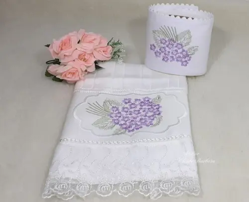 Kit Toalha de Rosto Bordada e Porta Papel Higiênico
