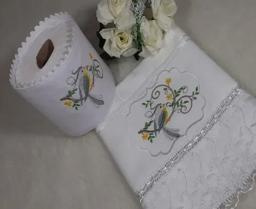 Kit Toalha de Rosto Bordada e Porta Papel Higiênico