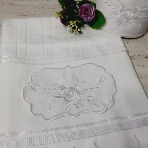 Kit Toalha de Rosto Bordada e Porta Papel Higiênico Rosas