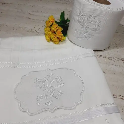 Kit Toalha de Rosto Bordada e Porta Papel Higiênico Flores