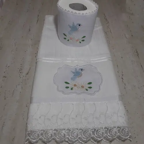 Kit Toalha de Rosto Bordada e Porta Papel Higiênico