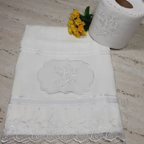 Kit Toalha de Rosto Bordada e Porta Papel Higiênico Flores