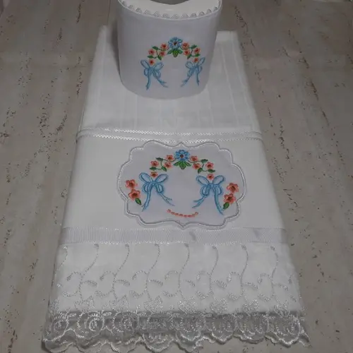 Kit Toalha de Rosto Bordada e Porta Papel Higiênico