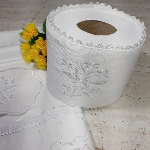 Kit Toalha de Rosto Bordada e Porta Papel Higiênico Flores