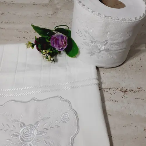 Kit Toalha de Rosto Bordada e Porta Papel Higiênico Rosas