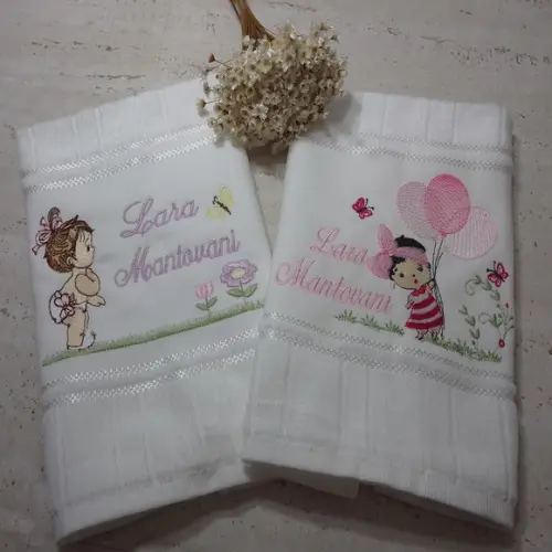 Kit Toalha Escolar Bordada Boneca 2 Unidades