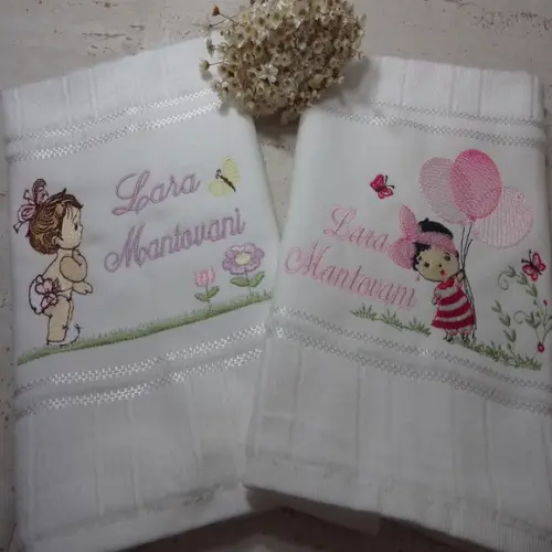 Kit Toalha Escolar Bordada Boneca 2 Unidades