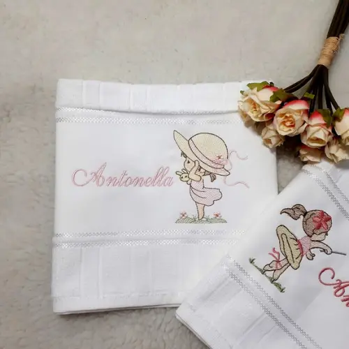 Kit Toalha Escolar Bordada Bonecas 2 Unidades