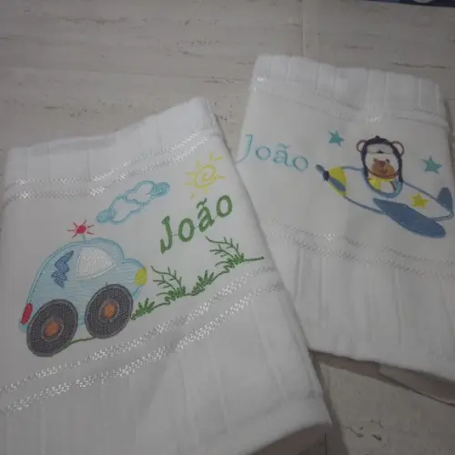 Kit Toalha Escolar Bordada Carrinho e Ursinho 2 Unidades