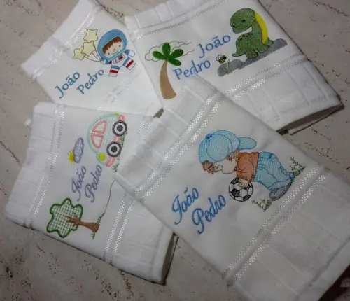 Kit Toalha Escolar Bordada e Personalizada 4 Unidades