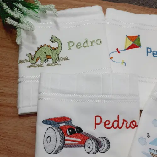 Kit Toalha Escolar Bordada e Personalizada 5 Unidades
