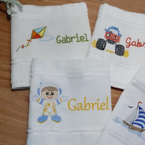 Kit Toalha Escolar Bordada e Personalizada 5 Unidades