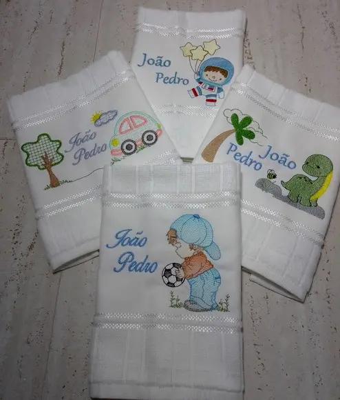 Kit Toalha Escolar Bordada e Personalizada 4 Unidades