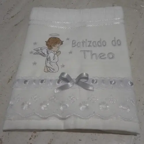 Toalha Bordada de Batismo Anjinho Menino