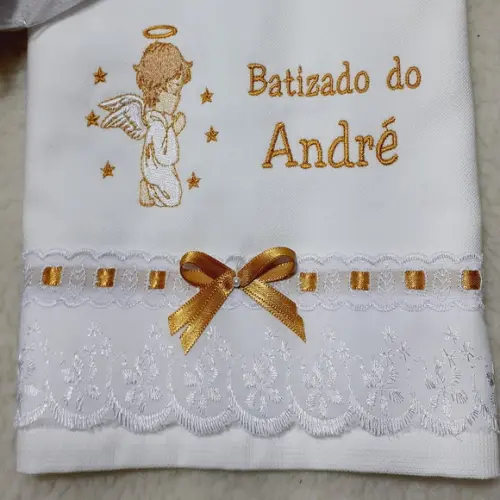 Toalha Bordada de Batismo Anjinho Menino